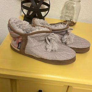 Size large (9-10) MukLuk Amira slippers